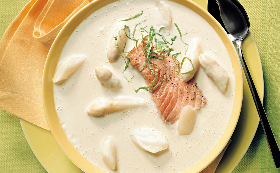 Spargel-Cremesuppe mit Lachsforelle