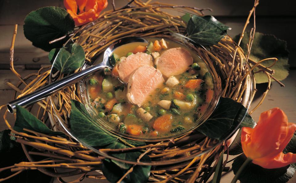 Pochiertes Schweinsfilet im Gemüsefond