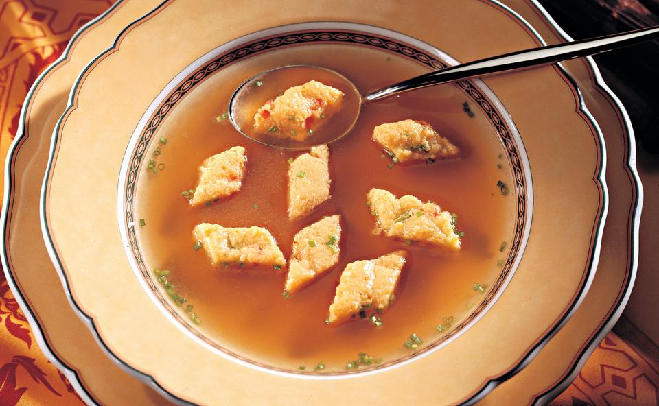 Suppe mit Paprika-Safran-Schöberln