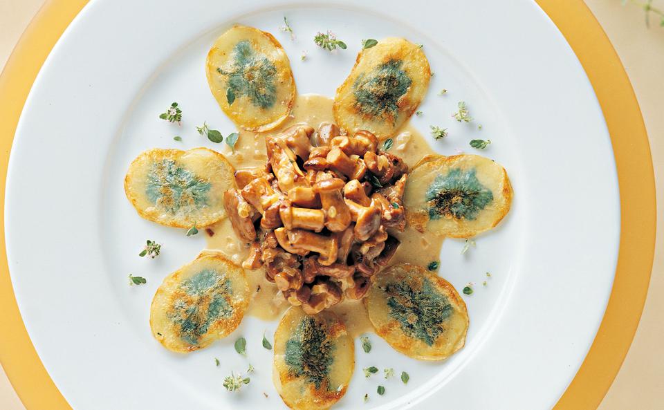 Gebratene Erdäpfelravioli mit Kräutern und Eierschwammerln