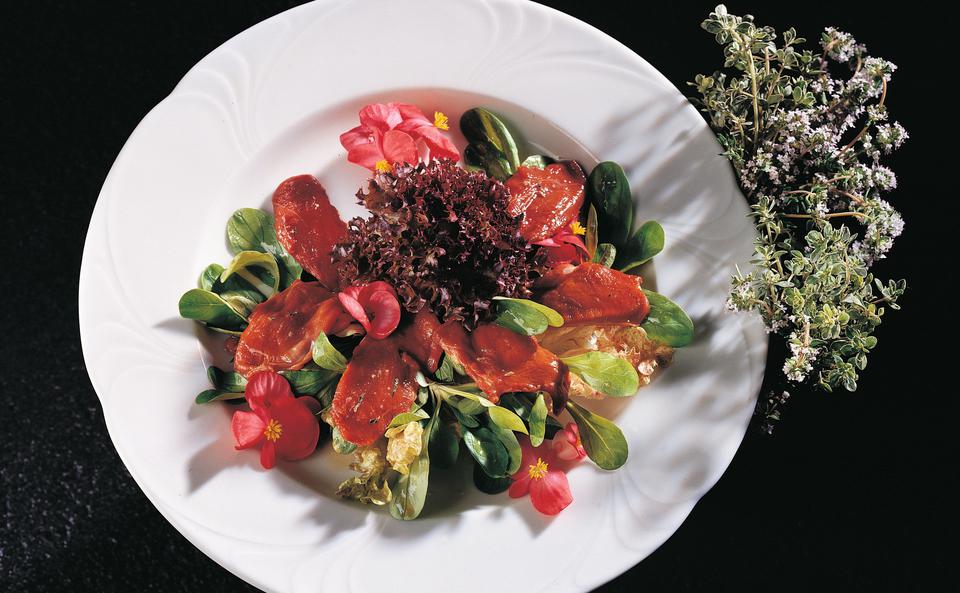 Carpaccio von der Taube mit Begonienblüten