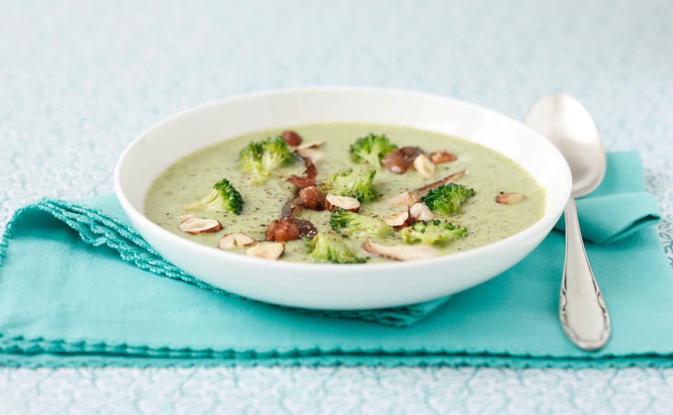 Brokkolisuppe mit Shiitake und Nüssen