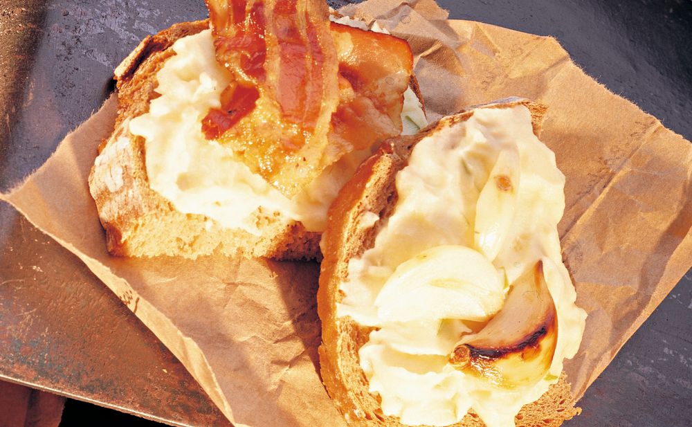 Zwiebel-Aufstrich – dazu Apfel und Speck • Rezept • GUSTO.AT