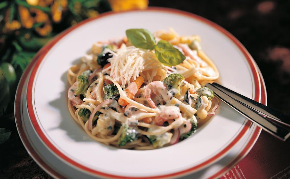 Gemüse-Spaghetti mit Oliven und Shrimps