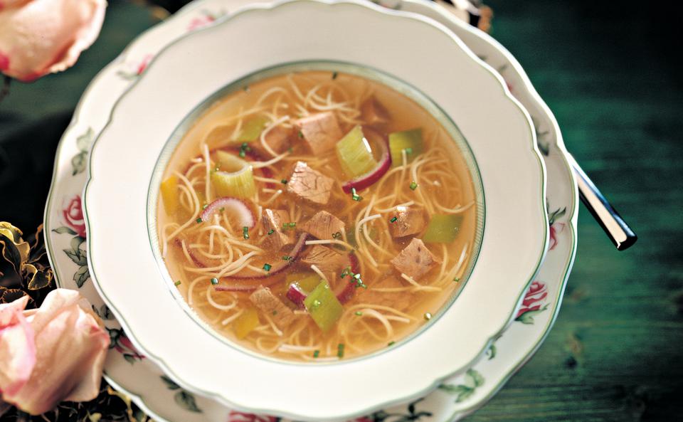 Nudelsuppe mit Rindfleisch und Gemüse