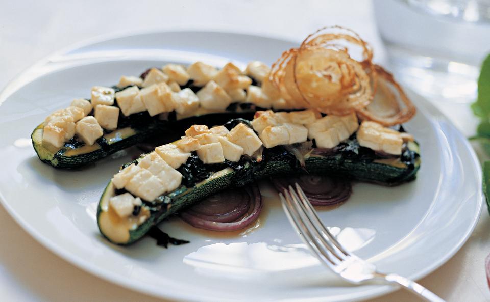 Griechisch gefüllte Zucchini mit Spinat und Schafkäse • Rezept