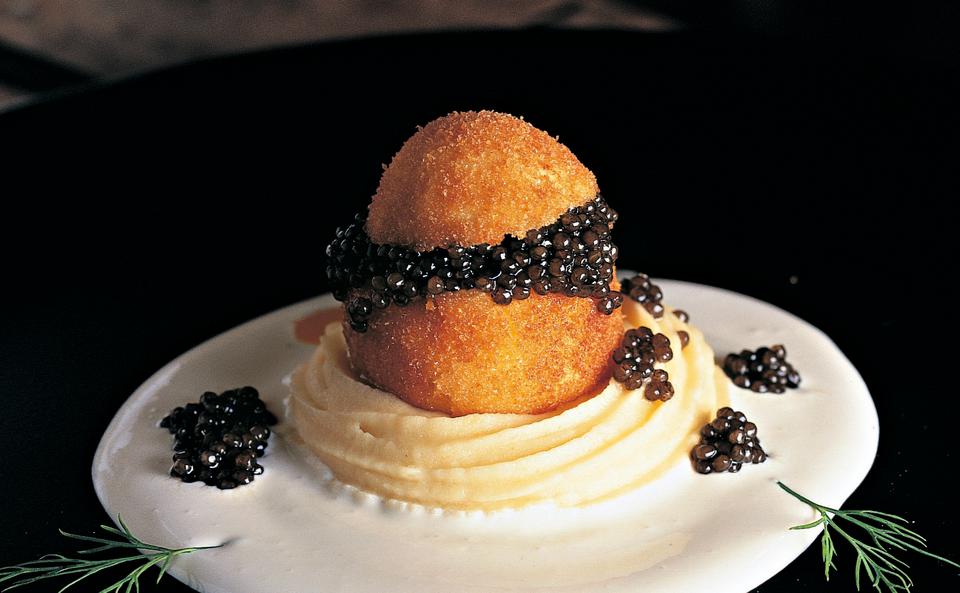 Paniertes Kaviar-Ei auf Erdäpfelpüree