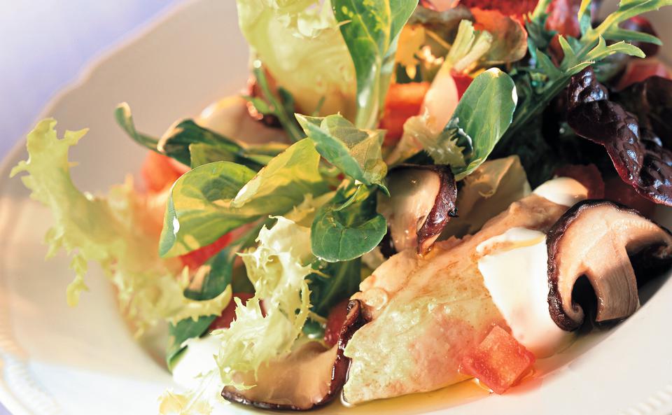 Hühnerbruststreifen auf Sommersalat