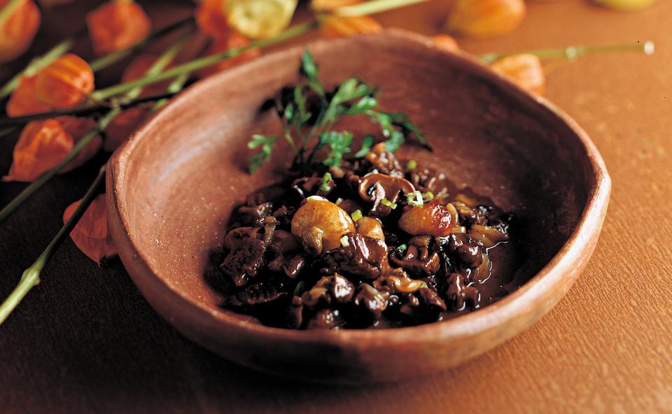 Ganslragout mit Kastanien, Schalotten und Champignons