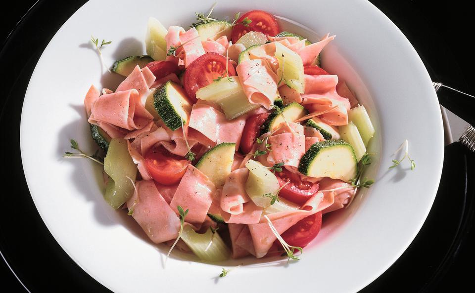 Wurstsalat mit Mortadella und Gemüse