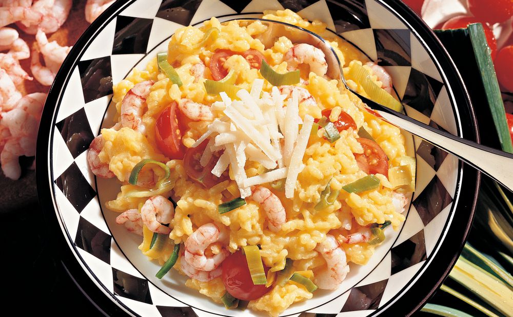 Safran-Risotto mit Lauch, Shrimps und Paradeisern • Rezept • GUSTO.AT