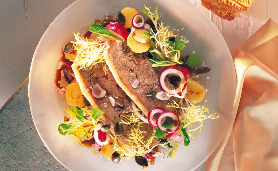 Bunter Rindfleischsalat mit Kernöldressing • Rezept • GUSTO.AT