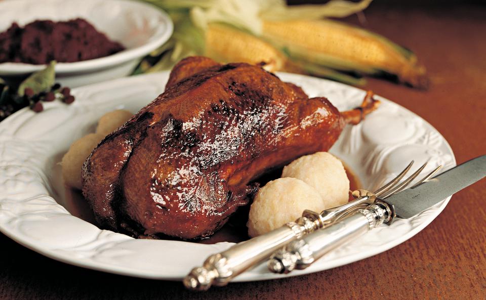 Gänsebraten mit Zwiebel, Apfel und Orange gefüllt