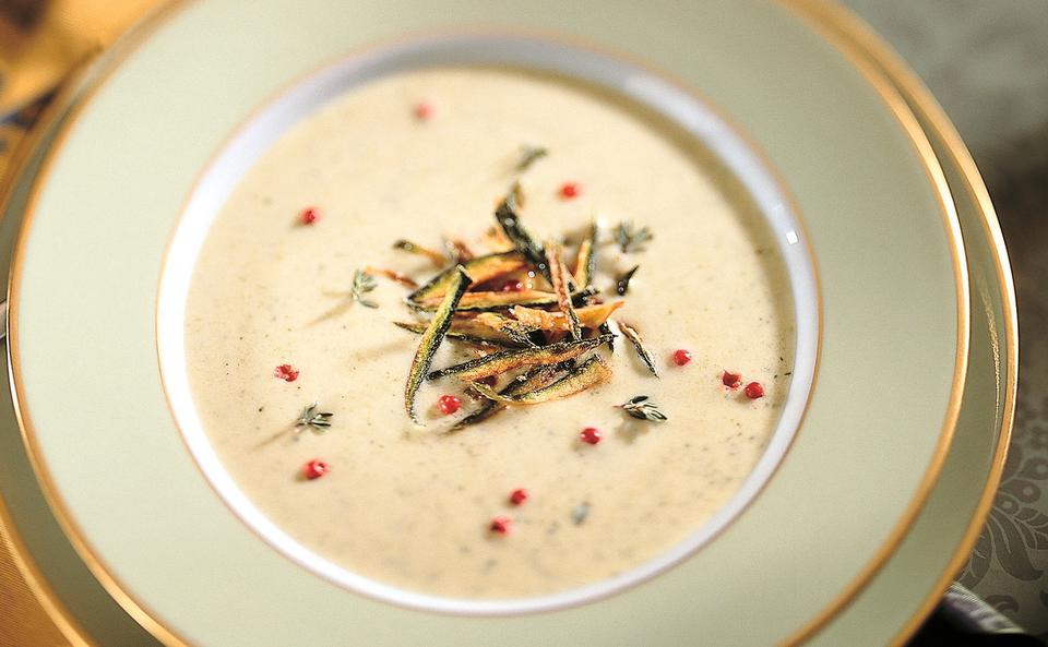 Geeiste Zucchinicremesuppe mit Rosa Pfeffer • Rezept • GUSTO.AT
