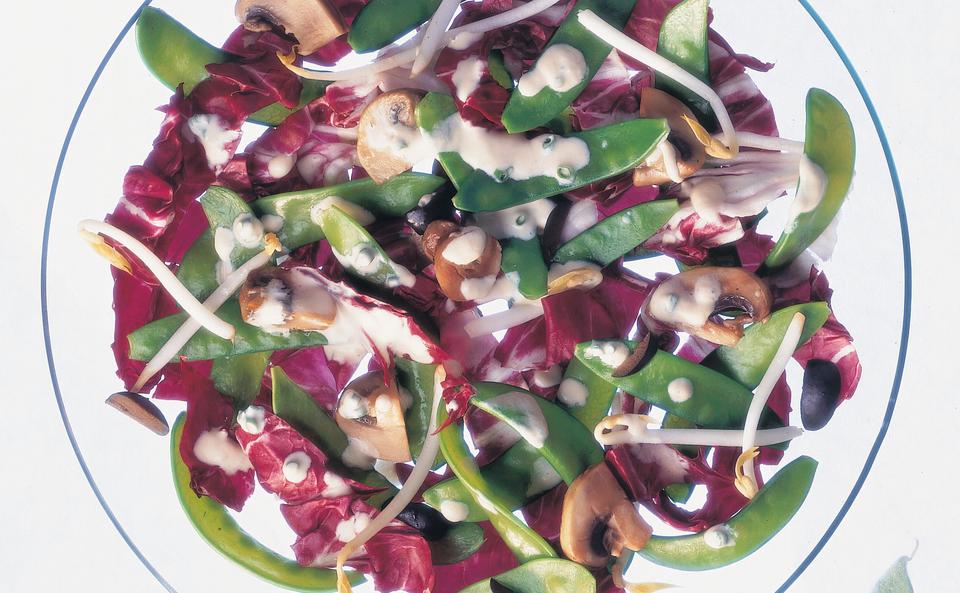 Erbsenschoten-Radicchio-Salat mit Parmesandressing