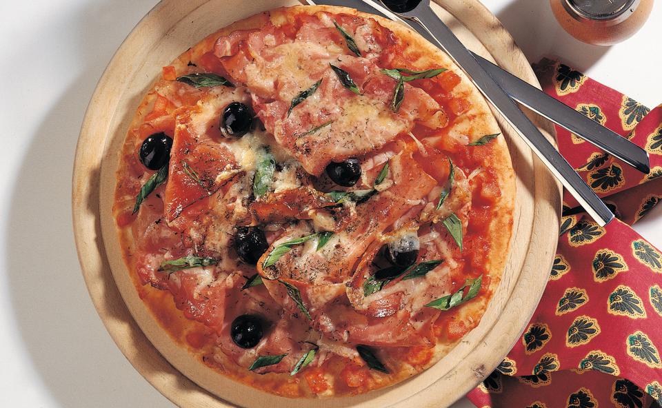 Pizza mit dreierlei Schinken und Oliven