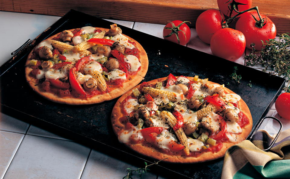 Veggie-Pizza mit Mais, Champignons und Paprika