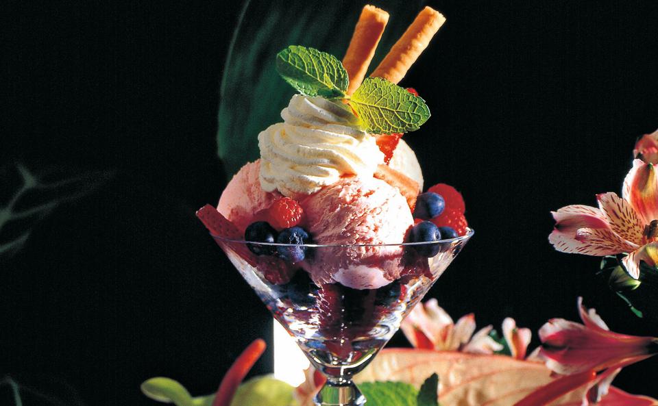 Eisbecher mit Heidelbeeren und Himbeeren