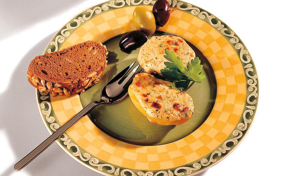 Überbackene Käse-Erdäpfel mit Olivenspießen