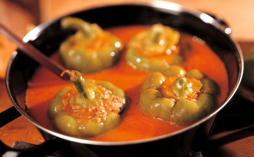 Gefüllte Paprika mit Paradeissauce • Rezept • GUSTO.AT