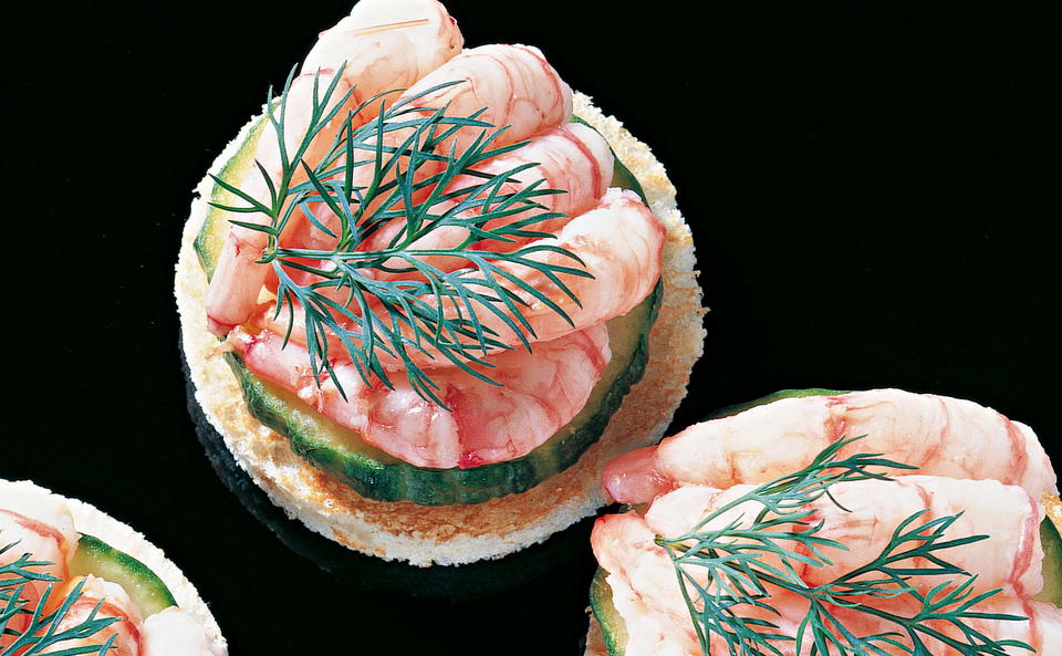 Shrimps-Gurken-Brötchen • Rezept • GUSTO.AT