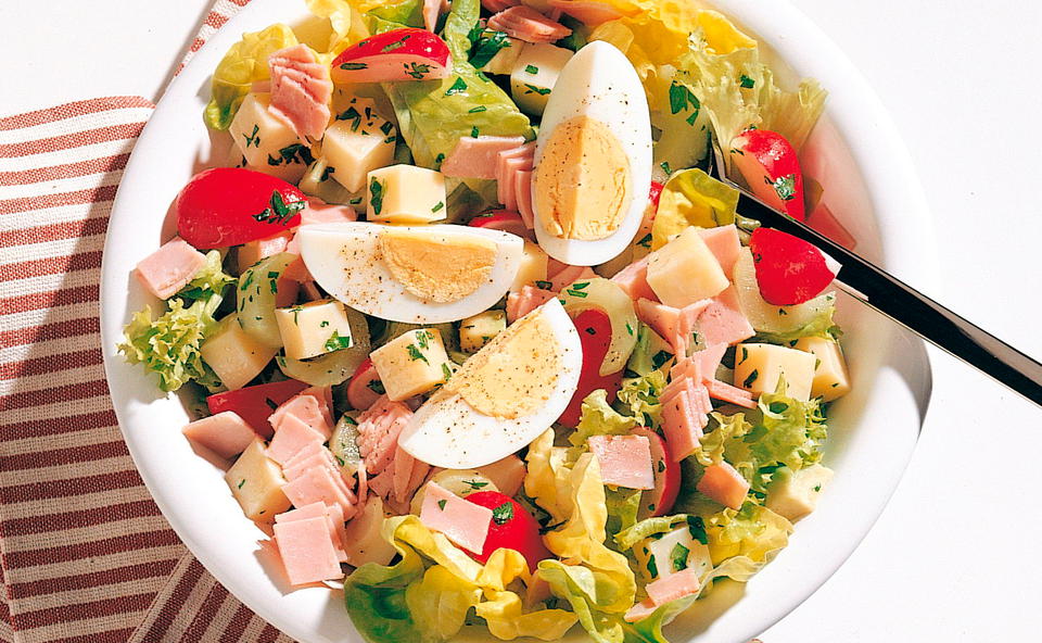 Pikanter Salat mit Schinken, Käse und Avocado