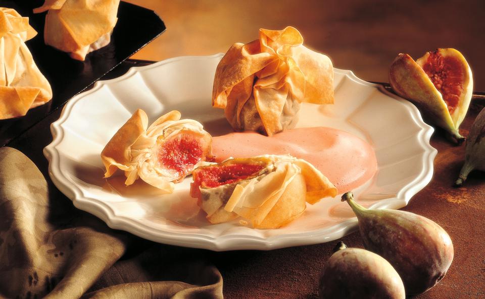 Feigen im Strudelblatt mit Rotwein-Sabayon • Rezept • GUSTO.AT