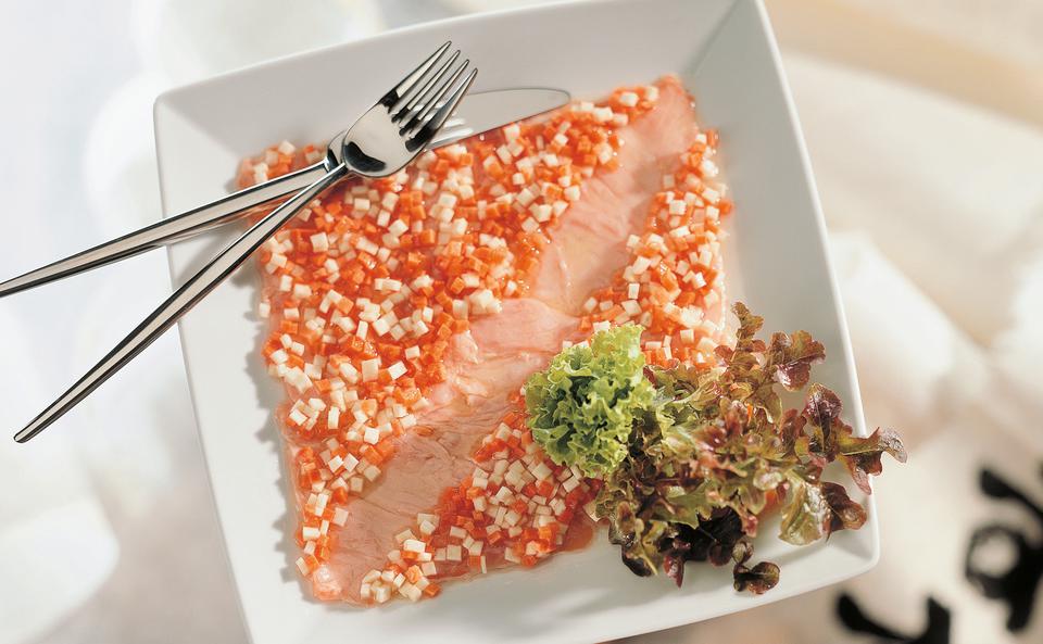 Roher Lachs mit Gemüsemarinade und Salat