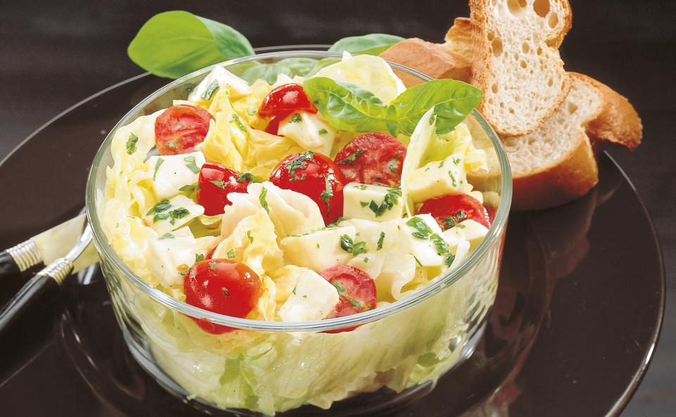 Eisbergsalat mit Mozzarella und Paradeisern