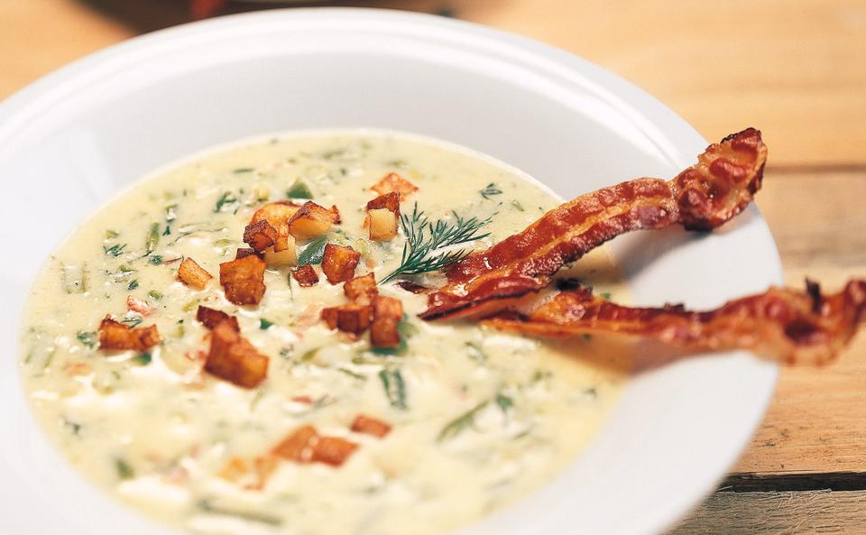 Fisolensuppe mit Speck und gebackenen Erdäpfeln