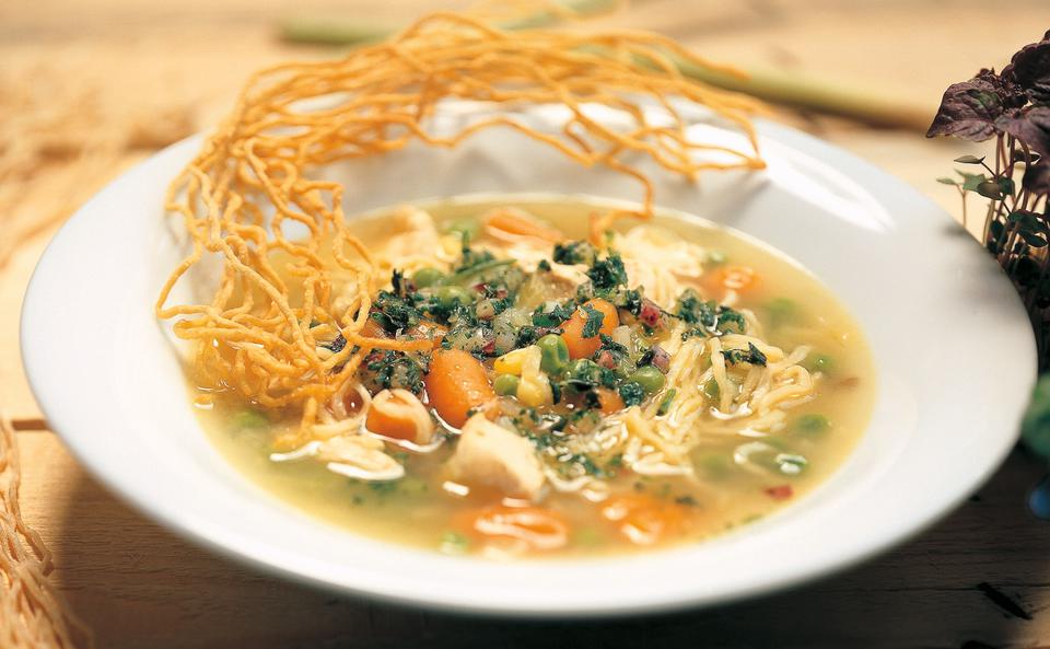 Gemüsesuppe mit Hühnerfleisch und Nudeln