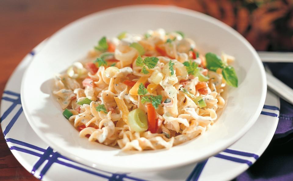 Nudel-Gemüse-Salat mit Kräuter-Rahmdressing