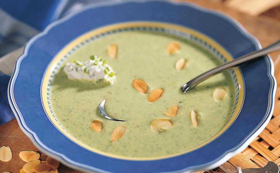 Brokkolisuppe mit Schnittlauchobers und Mandeln