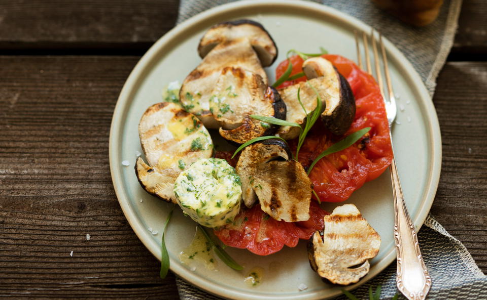 Gegrillte Steinpilze mit Kräuterbutter