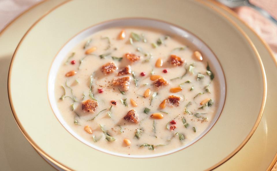 Chicoréesuppe mit Rucola und Pinienkernen