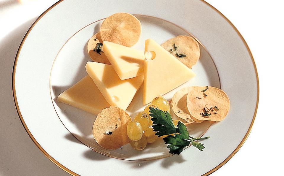 Käse mit Traubenspießchen