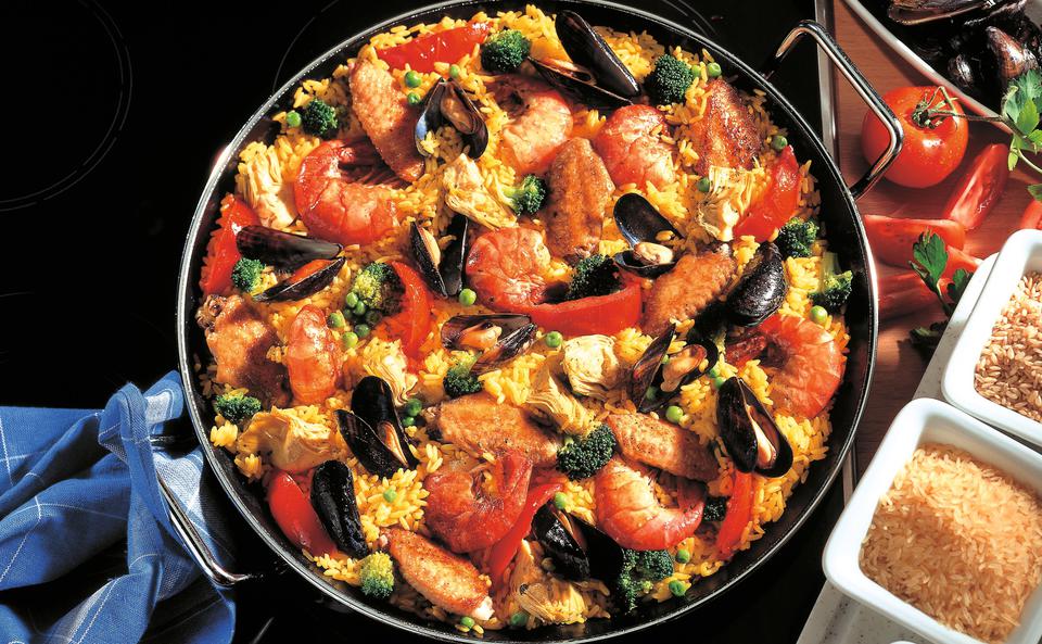 Paella mit Artischocken, Huhn und Miesmuscheln