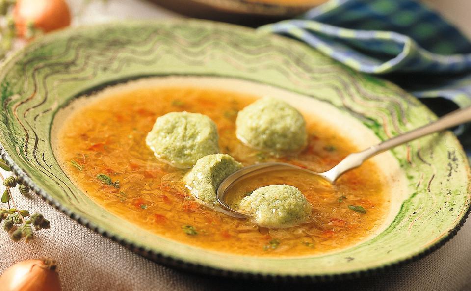 Zwiebelsuppe mit Spinat-Käseknöderl