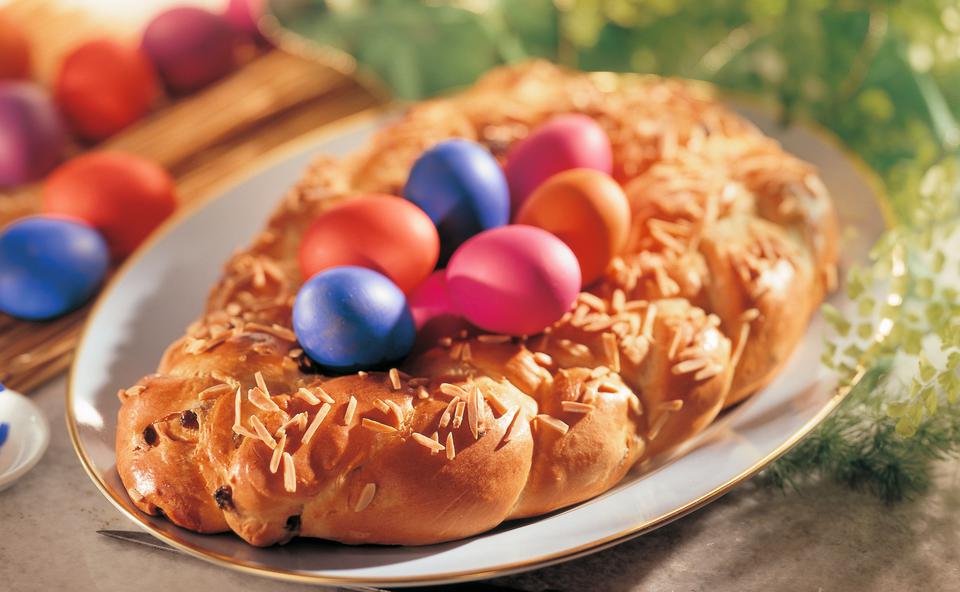 Osterkranz mit Rosinen • Rezept • GUSTO.AT