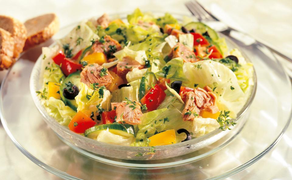 Bunter Gemüsesalat mit Thunfisch • Rezept • GUSTO.AT