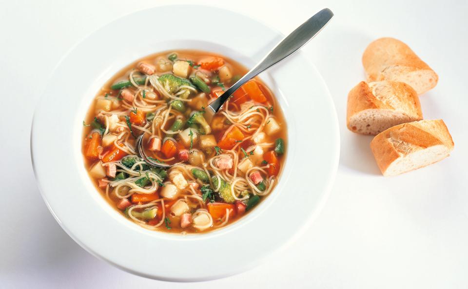 Schnelle Gemüsesuppe mit Speck und Petersil