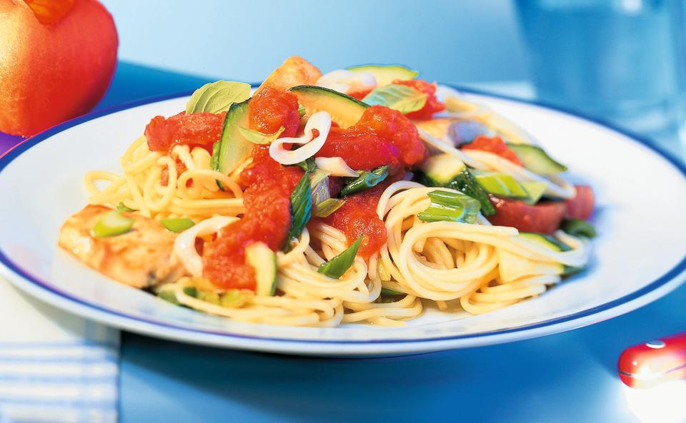 Spaghetti mit Hühnerbrust, Gemüse und Basilikum