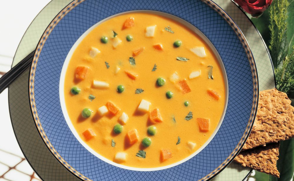 Karottensuppe mit Erbsen und Äpfeln • Rezept • GUSTO.AT
