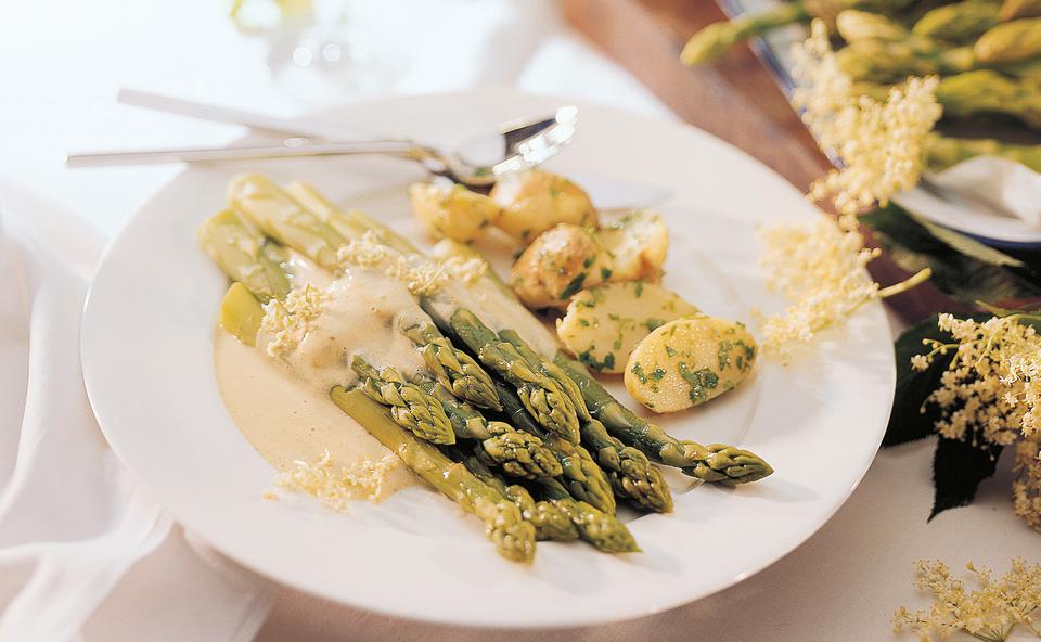 Grüner Spargel mit Holunderblüten-Sabayon