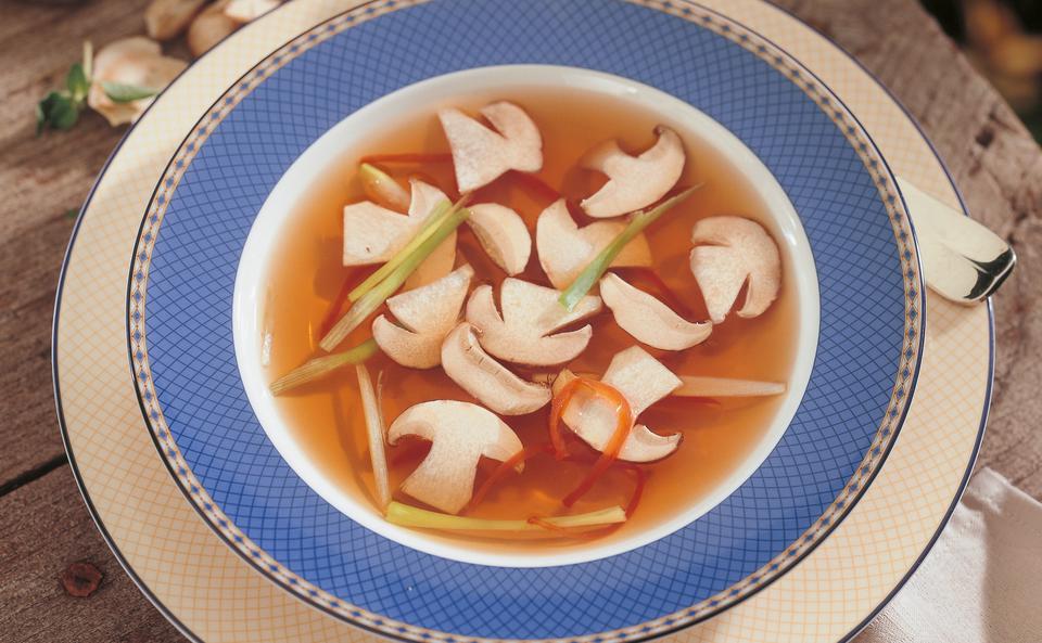 Steinpilz-Consommé mit Gemüsestreifen