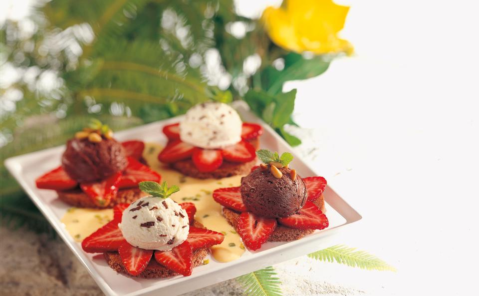 Eistörtchen mit Erdbeeren und Mandelsauce