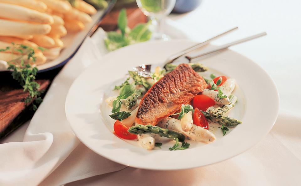 Spargelrahmsalat mit gebratenem Saiblingsfilet