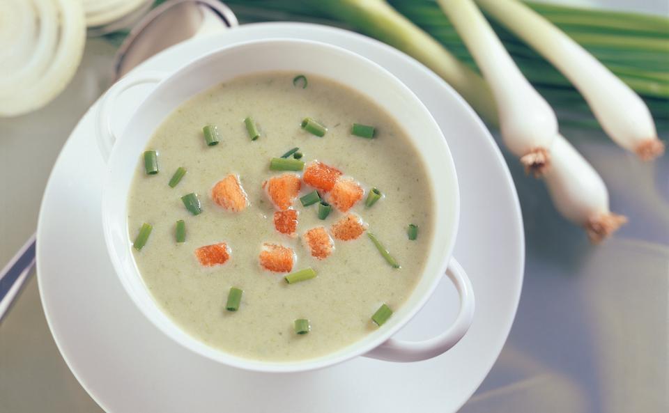 Suppe aus Jungzwiebeln mit Croûtons • Rezept • GUSTO.AT