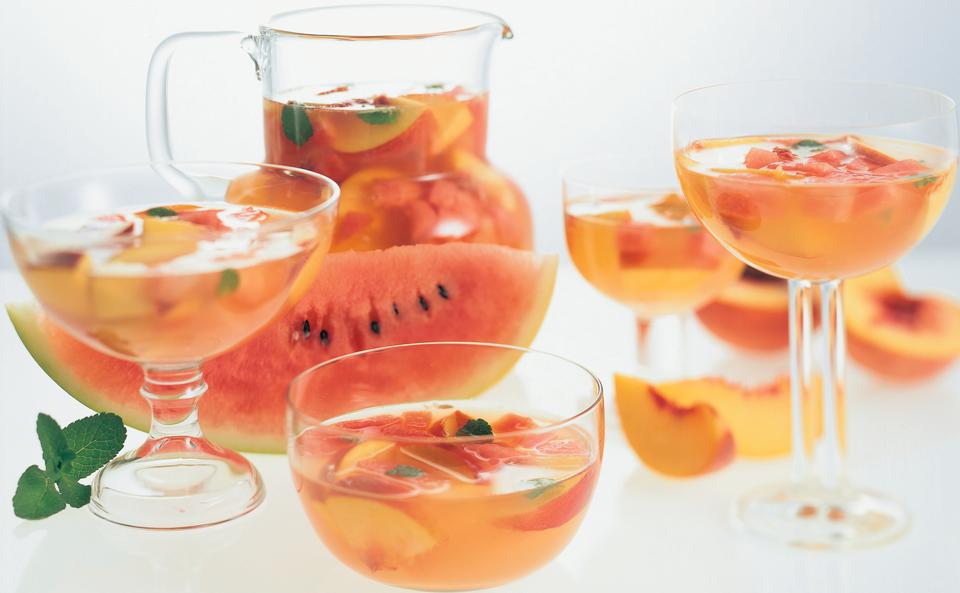 Pfirsichbowle mit Wassermelone