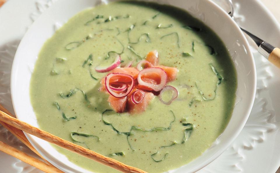 Erdäpfel-Sauerampfersuppe mit Räucherlachs